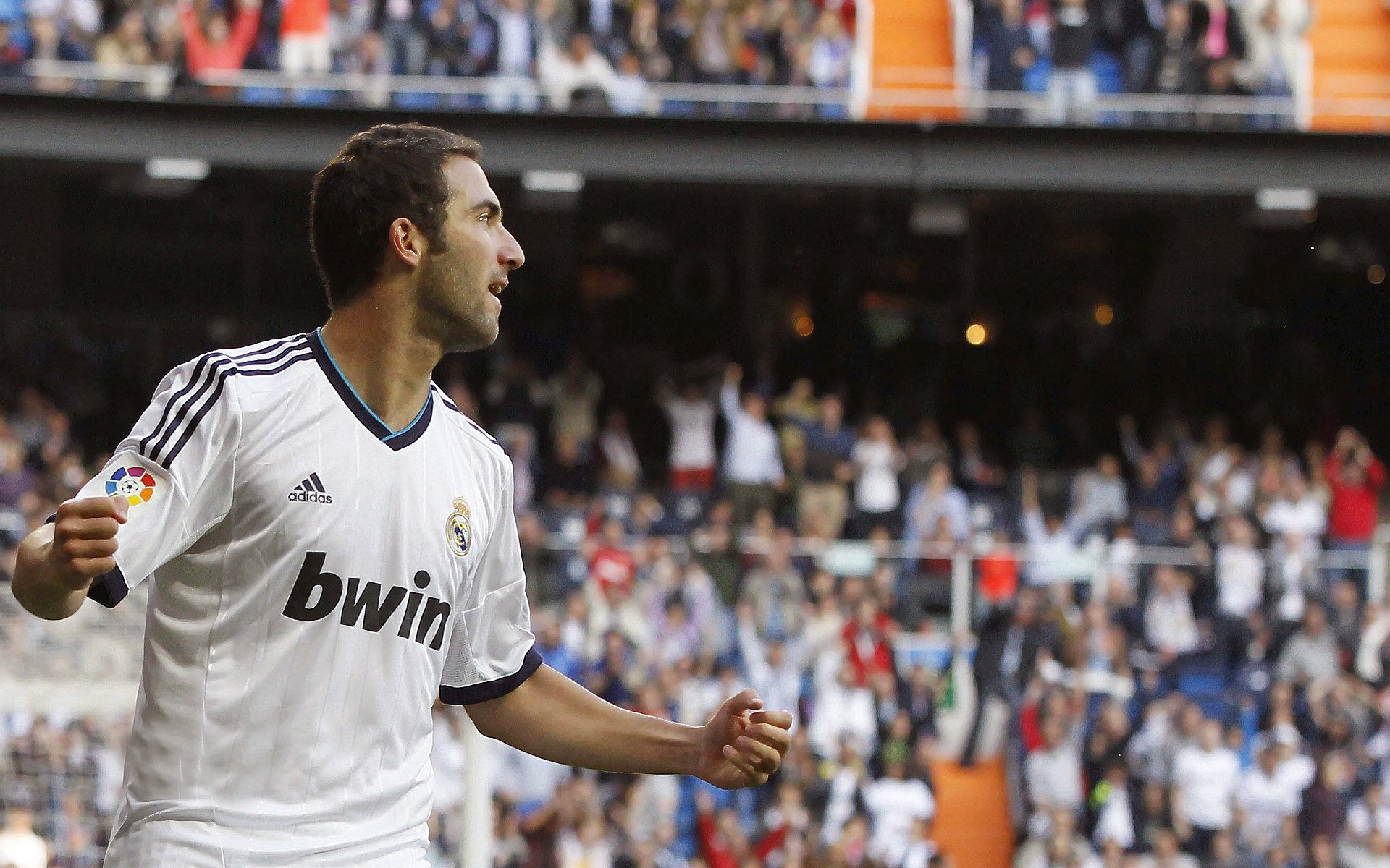 “体育进景区”越野登山赛 游客在打卡景点间奔跑