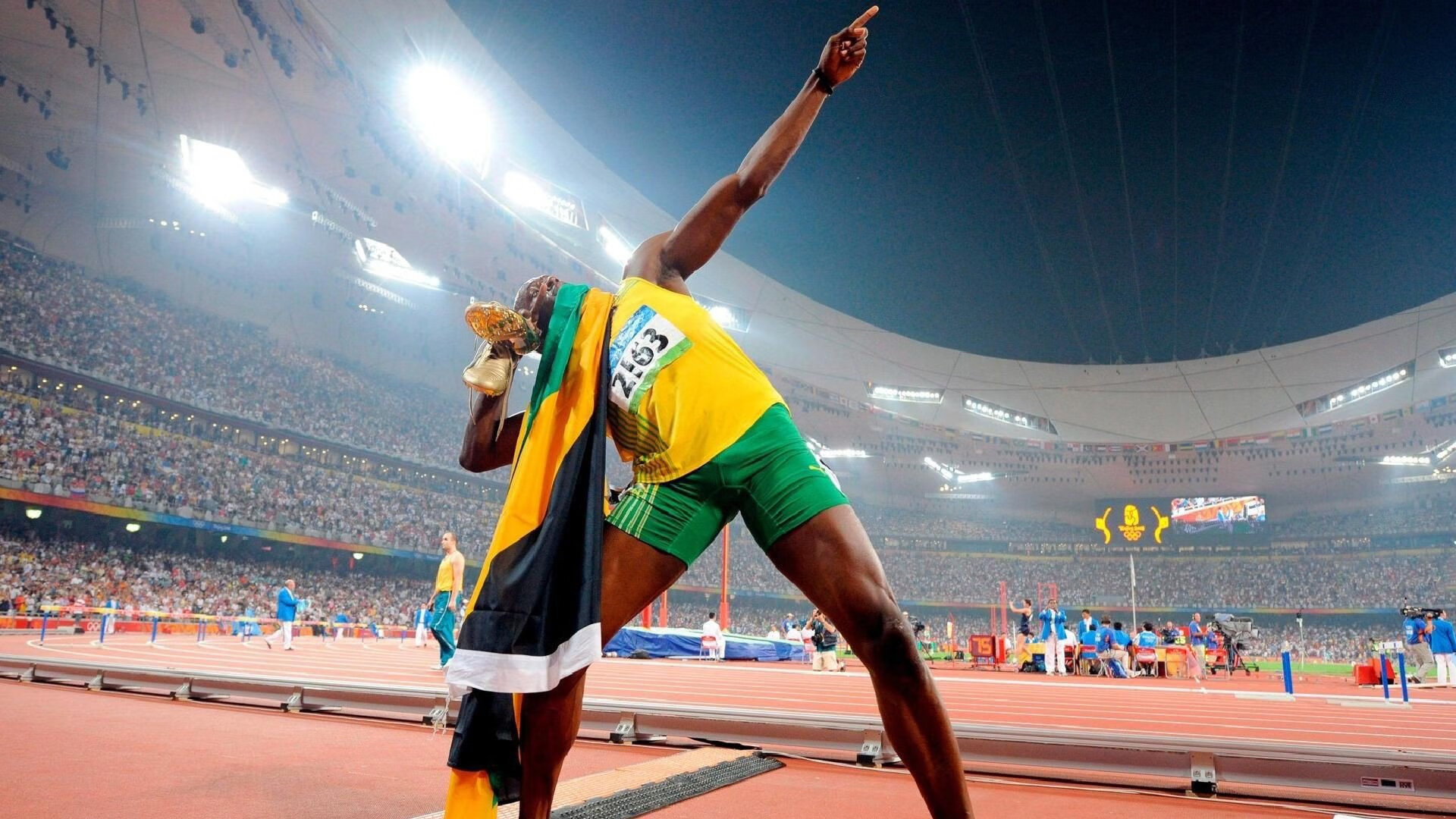 世界杯球迷村日夜不息 各国球迷交换球衣成社交常态