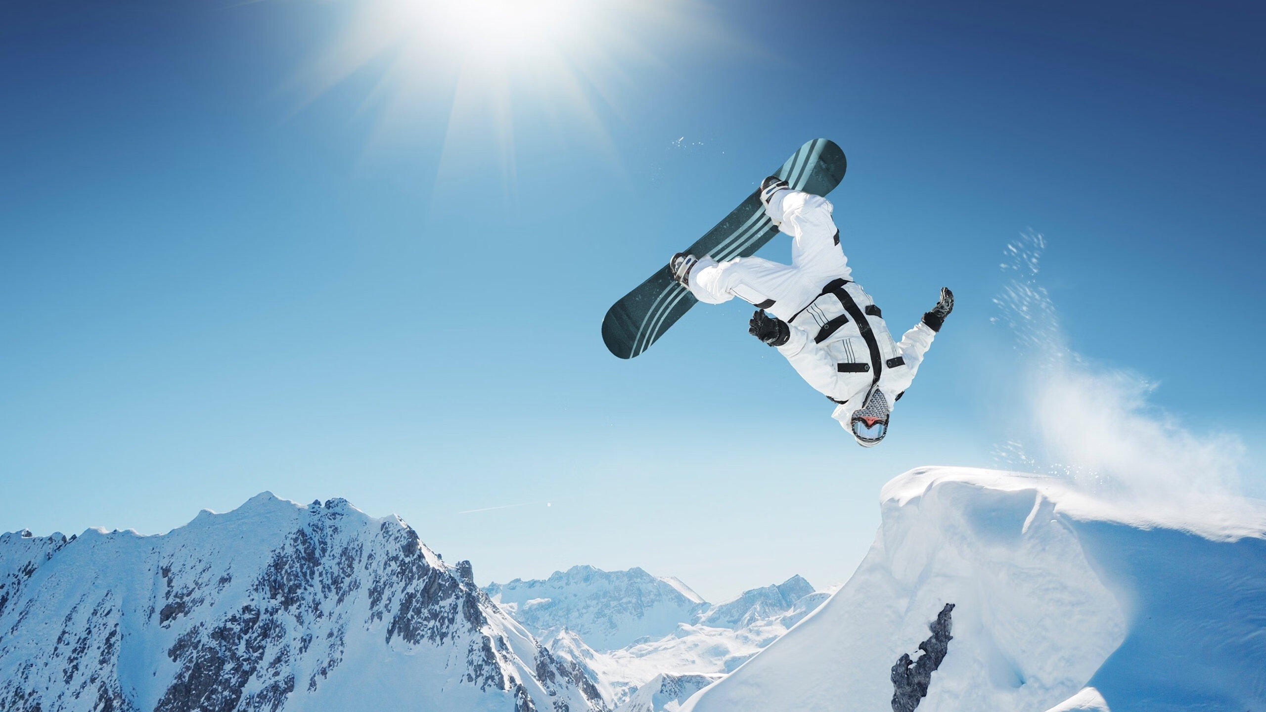 世界杯球迷村日夜不息 各国球迷交换球衣成社交常态